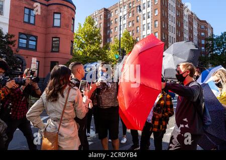 Washington, DC, Etats-Unis, 19 septembre 2020. En photo : une femme et un caméraman prétendant être des médias de droite sont empêchés de filmer la manifestation par des manifestants avec des parasols alors que deux photographes capturent la scène. Les deux personnes essayaient de filmer et de filmer des manifestants. La Marche pour la justice est un événement hebdomadaire organisé par les manifestations de DC contre la brutalité policière et en faveur du financement de la police. Crédit : Allison C Bailey/Alay Live News Banque D'Images