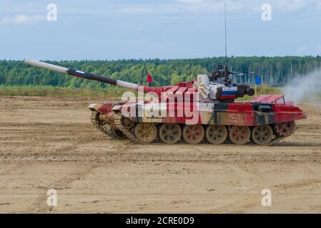 ALABINO, RUSSIE - 27 AOÛT 2020 : char de l'équipe russe gros plan sur le char biathlon. Fragment des jeux de l'armée internationale à Alabino Banque D'Images
