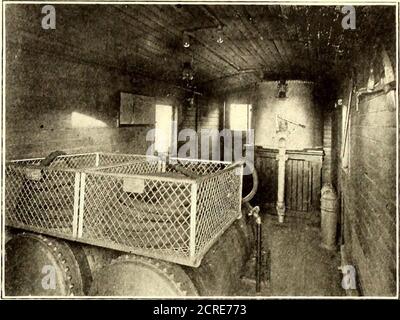 . Journal de chemin de fer électrique . Voiture de pompiers—vue générale, montrant le revêtement en acier ondulé deux tiges de brochet ordinaires de 12 pi, deux haches de feu de 7 lb, des haches pour dévisser le couvercle des réservoirs de produits chimiques et des deux lanternes allumées et prêtes à être entretenues en tout temps. Le réservoir de 280 gal est élevé au-dessus du niveau du plancher de la voiture et la tête hydraulique est suffisante pour remplir rapidement les deux réservoirs de produits chimiques. Le support du réservoir est utilisé comme casier, qui contient des packs de soda supplémentaires et des charges d'acide supplémentaires. Le réservoir de réserve est en tôle d'acier n° 12 et doté d'une sortie vers le produit chimique t. Banque D'Images