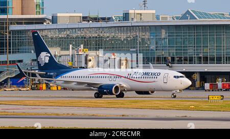 Richmond, Colombie-Britannique, Canada. 31 juillet 2020. Un taxi AeroMexico Boeing 737-800 (XA-AME) vers une porte d'embarquement internationale à l'aéroport international de Vancouver. Crédit : Bayne Stanley/ZUMA Wire/Alay Live News Banque D'Images