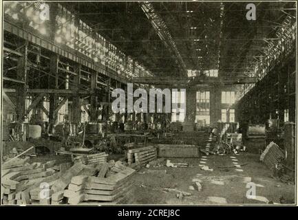 . American ENGINEER and Railroad journal . nto trois baies, dont le centre est de 70 pieds de large, centre à centre de col-umns. La distance entre le sol et le dessous de la structure de toit de cette baie est de 35 pieds. 3 in., et il est servi par une grue Nilestraveling de 10 tonnes. Aussi presque que nous pouvons le trouver, c'est le premier atelier de forgeron de chemin de fer dans ce pays à être équipé d'une grue d'atraveling. La cage de l'opérateur de grue est seulement 10 ft.from le sol, afin de l'éloigner des gaz qui peuvent s'accumuler près du toit. Le moniteur mesure environ 35 pieds de large et est presque aussi long que le bâtiment. TH Banque D'Images