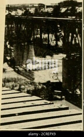 . Procédures. L'argumentation des ponts ferroviaires entre Brownsville, Texas, et Matamoros, Tamaulipas; et Laredo, Texas, et Nuevo Laredo, Tamaulipas . W^^i^* vue de Gknkral du nouveau pont depuis UL^STKKAM Mexican Side—montre que le pont OldBridge est en train d’être détruit. Uiii!iilP Voir le monument oe en regardant vers le bas du ruisseau. Iaki;n Ikum ( )i.ii Hkidge. 20. i:s SiDK. Banque D'Images