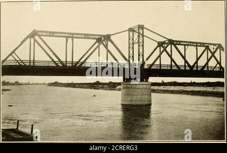 . Procédures. L'argumentation des ponts ferroviaires entre Brownsville, Texas, et Matamoros, Tamaulipas; et Laredo, Texas, et Nuevo Laredo, Tamaulipas . 11. ^TLL^^ml.^T—P.RowxsviLLF. Pont. Lookixg Upstrkam Ikdm JF.ttv sur jNIexican Siue. Banque D'Images