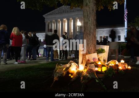 Washington, DC, Etats-Unis, 19 septembre 2020. En photo : les amateurs de deuil remplissent la région devant la Cour suprême des États-Unis où la Marche des femmes a accueilli une veillée aux chandelles et un hommage à la juge Ruth Bader Ginsburg. Le juge Ginsburg était la deuxième femme nommée à la Cour suprême et militante de longue date pour les droits des femmes. Elle est décédée le 18 septembre, à l'âge de 87 ans. Crédit : Allison C Bailey/Alay Live News Banque D'Images