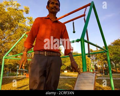 DISTRICT KATNI, INDE - 23 JANVIER 2020 : un professeur de sciences asiatique de sexe masculin présentant le concept théorique dans un parc éducatif. Banque D'Images