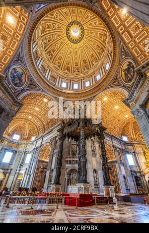 Vue intérieure à angle bas du dôme principal, de la basilique Saint-Pierre, de la Cité du Vatican Banque D'Images