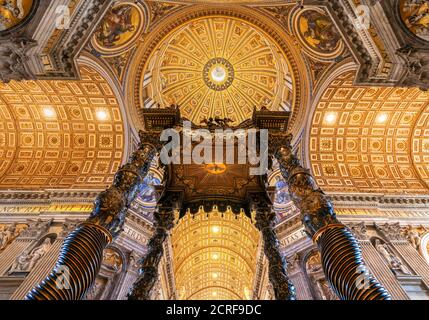 Vue intérieure à angle bas sur le baldacchino et le dôme principal, la basilique Saint-Pierre, la Cité du Vatican Banque D'Images