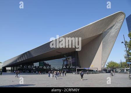 Entrée principale de la gare centrale de Rotterdam.Rotterdam Centraal.Hall de la gare.Rotterdam Centraal gare.Gare principale de Rotterdam.South Holland pays-Bas.ouvert en mars 2014. Les architectes sont Benthem Crouwel, MVSA Meyer en Van Schooten et West 8 Banque D'Images