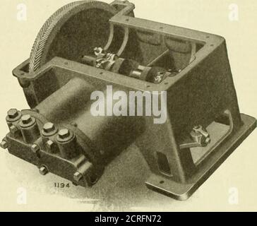 . Revue électrique de chemin de fer . dirigez-vous vers le réservoir principal, ce qui n'est pas nécessaire pour fixer les coudes, etc. L'aspiration a des ouvertures doubles, une de chaque côté de la tête de soupape. L'une ou l'autre de ces deux options peuvent être utilisées. Ils sont fournis avec des écrans de tension, et l'air cantsoit directement dans le cylindre ou conduit de l'intérieur allumé la voiture. Ou du toit de la voiture. Les vannes sont telles qu'elles ont été utilisées dans la pratique courante pour les petits travaux sur les compresseurs d'air au cours des dix dernières années et ont donné une très bonne satisfaction. Les soupapes de décharge et de décharge sont interchangeables et sont de type tulipe à froid Banque D'Images