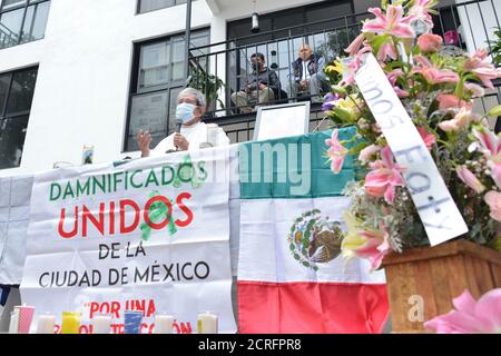 Mexico, Mexique. 19 septembre 2020. MEXICO, MEXIQUE - SEPTEMBRE 19 : UN prêtre lors d'une messe à la mémoire des victimes qui ont perdu la vie lors du tremblement de terre de 2017 à Tlalpan multifamily en raison d'une pandémie de coronavirus le 19 septembre 2020 à Mexico, au Mexique. Crédit: Carlos Tischler/Groupe Eyepix/accès photo crédit: Accès photo/Alamy Live News Banque D'Images