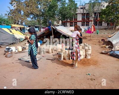 DISTRICT KATNI, INDE - 29 JANVIER 2020: Village indien mode de vie des pauvres présenté sur le terrain de sol. Banque D'Images