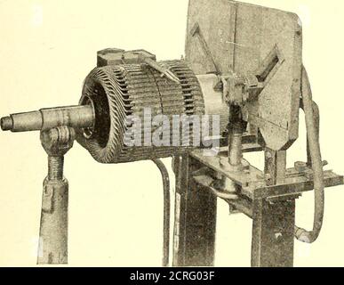 . Journal de chemin de fer électrique . B. R. T. Electrical Shops—le collecteur de LargeArmatures B. R. T. Electrical Shops— Réservoir cylindrique pour souffler OutArmatures en utilisant un courant de fonctionnement à travers l'armature il est possible de découvrir les défauts qui se développeraient autrement après que l'armature ait été mise en service sur la voiture, à savoir la fusion de connexions mal soudées et le brûlage de fils abrasés. En permettant à l'armaturede recevoir exactement le même courant que s'il était installéentre les champs de son moteur, les avantages pratiques de l'essai anréel sur la voiture sont obtenus avec Banque D'Images