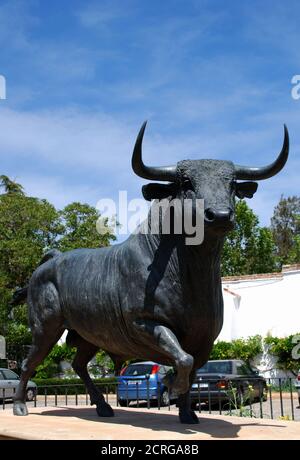 Statue de taureau à l'extérieur de l'arène, Ronda, province de Malaga, Andalousie, Espagne, Europe. Banque D'Images