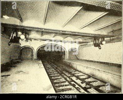 . Journal de chemin de fer de la rue . FIGURE 12.—L'INTÉRIEUR DE LA STATION PLACE DE LETOILE, BRANCHE TROCADÉRO comme il s'agit du grand spectacle, se trouve dans l'installation qu'il a pro-vided pour visiter l'annexe à Vincennes, une section extremelyintéressant, mais peu connu par le grand public. Le premier arrêt après avoir quitté le terminal de la porte Maillot se trouve à la gare des champs-Elysées, qui est l'une des principales entrées de l'exposition, à proximité des Palacesof Fine Arts et du splendide pont Alexandre III. Illustration (Fig. 13) montre le style d'entrée et de sortie, aucune structure n'est autorisée, autre que le si Banque D'Images