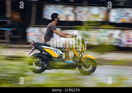THAÏLANDE, JUL 18 2020, UN homme à bord d'une moto sur une rue de la ville avec un environnement flou. Banque D'Images