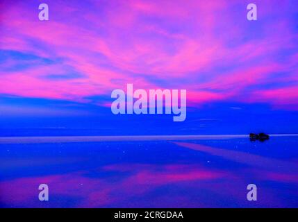 Coucher de soleil bleu rose la nuit dans les appartements salins d'Uyuni, en Bolivie. Ciel de coucher de soleil coloré. Une chute de nuit impressionnante. Magnifique coucher de soleil fée. Crépuscule romantique. Banque D'Images
