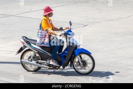 SAMUT PRAKAN, THAÏLANDE, JUL 23 2020, une femme avec masque de visage fait une moto Banque D'Images