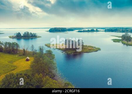 le campeur se trouve près de la forêt et du lac en automne. Filmé avec un drone Banque D'Images