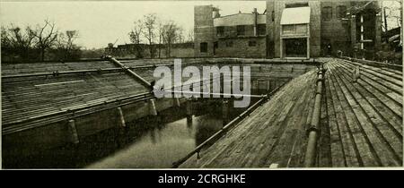 . Revue de chemin de fer électrique . Cooling Pond Philadelphia Rapid Transit Company—Cross SectionShaving Construction Details. Sit Company—Ogontz Station, Street Railway Review, 15 septembre 1905, page 529.) La Philadelphia Rapid Transit Company a recentlyachevé un étang de refroidissement à sa deuxième rue et à la centrale de Wyomingavenue, qui est particulièrement intéressant comme montrer une méthode économique de construction. Il était désiré d'avoir un réservoir pour une réserve d'eau d'alimentation de chaudière à cette station, et il a été décidé de faire ceci un refroidisseur pour l'eau de condensation aussi bien. L'étang propre est Banque D'Images