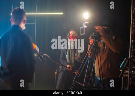 des journalistes masqués interviewent pendant une pandémie. Covid-19 Banque D'Images