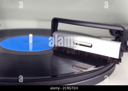 Nettoyage vinyle avec brosse spéciale - platine vinyle lecteur de disques, vintage lecteur de disques. Tendances du concept de musique. Technologies audio pour DJ à mixer Banque D'Images
