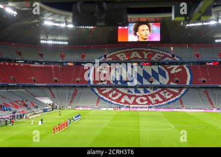 Football Munich - Schalke, Munich 18 septembre 2020. Leroy SANE, FCB 10 à l'hymne FC BAYERN MUENCHEN - FC SCHALKE 04 - les RÈGLEMENTS DFL INTERDISENT TOUTE UTILISATION DE PHOTOGRAPHIES comme SÉQUENCES D'IMAGES et/ou QUASI-VIDÉO - 1.Ligue allemande de football , Munich, 18 septembre 2020. Saison 2020/2021, match 01, FCB, München, Munich © Peter Schatz / Alay Live News Banque D'Images