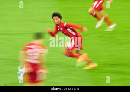 Football Munich - Schalke, Munich 18 septembre 2020. Leroy SANE, FCB 10 Running FC BAYERN MUENCHEN - FC SCHALKE 04 - les RÈGLEMENTS DFL INTERDISENT TOUTE UTILISATION DE PHOTOGRAPHIES comme SÉQUENCES D'IMAGES et/ou QUASI-VIDÉO - 1.German Soccer League , Munich, 18 septembre 2020. Saison 2020/2021, match 01, FCB, München, Munich © Peter Schatz / Alay Live News Banque D'Images