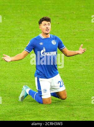 Football Munich - Schalke, Munich 18 septembre 2020. Alessandro Schöpf, S04 28 Sad FC BAYERN MUENCHEN - FC SCHALKE 04 - les RÈGLEMENTS DFL INTERDISENT TOUTE UTILISATION DE PHOTOGRAPHIES comme SÉQUENCES D'IMAGES et/ou QUASI-VIDÉO - 1.German Soccer League , Munich, 18 septembre 2020. Saison 2020/2021, match 01, FCB, München, Munich © Peter Schatz / Alay Live News Banque D'Images