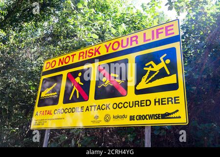 Signe de sécurité d'avertissement contre les crocodiles dans la rivière Alligator est, parc national de Kakadu, territoire du Nord, territoire du Nord, Australie Banque D'Images