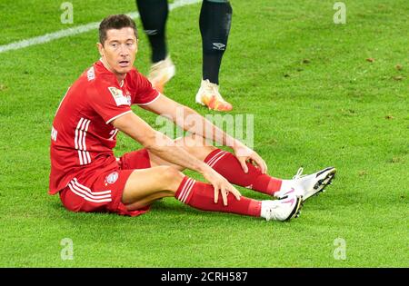 Football Munich - Schalke, Munich 18 septembre 2020. Robert LEWANDOWSKI, FCB 9 FC BAYERN MUENCHEN - FC SCHALKE 04 8-0 - les RÈGLEMENTS DFL INTERDISENT TOUTE UTILISATION DE PHOTOGRAPHIES comme SÉQUENCES D'IMAGES et/ou QUASI-VIDÉO - 1.Ligue allemande de football , Munich, 18 septembre 2020. Saison 2020/2021, match 01, FCB, München, Munich © Peter Schatz / Alay Live News Banque D'Images