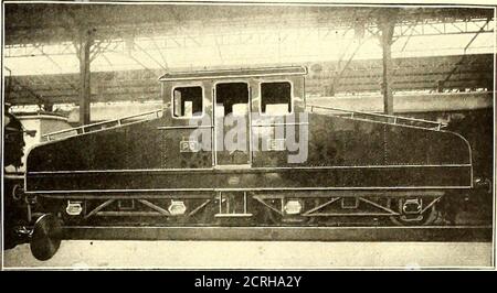 . Le journal de chemin de fer de la rue . ensuite livré par deux stations—l'une au Quai dOrsay et l'autre au Quai dAusterlitz, où se trouve l'ancien dépôt. Le système de distribution de courant local comprend un troisième rail à l'extérieur de la voie et un contact aérien dans le tunnel à l'entrée du Quai dOrsay, de sorte que chaque locomotive dispose de trois collecteurs de patins coulissants et de chariots à deux têtes, pour le service double. Des détails plus complets de tous ces travaux très importants seront donnés à la propriété. Dans le voisinage immédiat de cette locomotive élique d'aspect compact sont un grand ma Banque D'Images