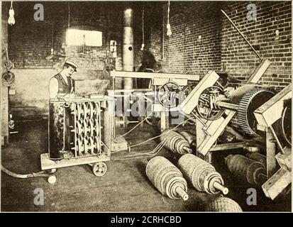 . The Street Railway journal . les armatures de Westinghouse No.49, qui sont courbées au lieu d'être enroulées sur une forme courbée élaborée, sont enroulées droit comme n'importe quelle autre bobine de champ, mais sont faites légèrement plus large que le pôle qu'ils doivent continuer. Ensuite, les yare pliés pour former dans la presse vu dans la Fig- 13- lors de l'assemblage des pinces en deux parties gênantes, qui sont difiicult pour s'ouvrir uniformément, ont été abandonnés en faveur d'une pince à trois parties, comme illustré à la Fig. 14. Lorsque le collecteur est tel qu'il est mis et doit être percé, il est mis dans un chuckin à trois mâchoires le tour, les mâchoires du mandrin portant sur la clampà mi-chemin entre t Banque D'Images