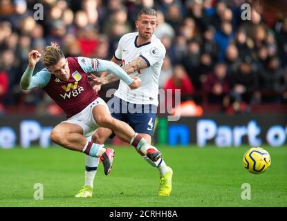 Jack Grealish de la Villa Aston abordé par Toby Alderweireld PHOTO CREDIT : © MARK PAIN / PHOTO DE STOCK D'ALAMY Banque D'Images