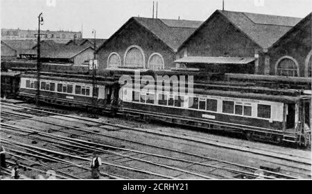 . Chemins de fer français . BOGIE CARRIAGE À HUIT ROUES (P.L.M.)- les voitures de salle à manger et les voitures de couchage appartenant à la Sleeping car Company, la plupart des véhicules de chemin DE FER FRANÇAIS de passagers 69 rouetaient sur quatre ou six roues. Depuis lors, un grand nombre de voies de circulation très fines sur deux bogies à quatre roues, un grand advanceà chaque manière sur le stock précédemment utilisé, ont été construites pour fonctionner sur les trains express. INTEENATIONAL SLEEPIINQ CAB CO. S CHARIOTS. La réforme date de l'année 1898, lorsque le Ministère des travaux publics a publié une circulaire stronglyrecommandant l'adoption de chariots de couloir.A. Banque D'Images