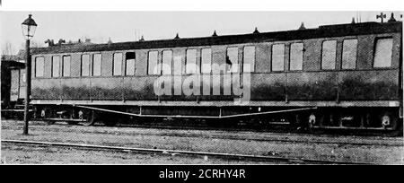 . Chemins de fer français . CAKEIAGE À SIX ROUES (P.L.M.)-. BOGIE CARRIAGE À HUIT ROUES (P.L.M.)- les voitures de salle à manger et les voitures de couchage appartenant à la Sleeping car Company, la plupart des véhicules de chemin DE FER FRANÇAIS de passagers 69 rouetaient sur quatre ou six roues. Depuis lors, un grand nombre de voies de circulation très fines sur deux bogies à quatre roues, un grand advanceà chaque manière sur le stock précédemment utilisé, ont été construites pour fonctionner sur les trains express. Banque D'Images