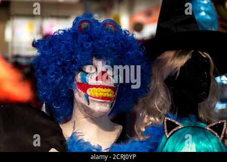 Varsovie, Pologne - 17 janvier 2020 : masques effrayants exposés. Costumes d'Halloween, costumes de carnaval. Des costumes terribles à effrayer. Gadgets Halloween. Banque D'Images