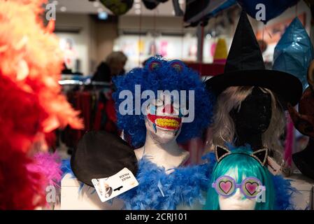 Varsovie, Pologne - 17 janvier 2020 : masques effrayants exposés. Costumes d'Halloween, costumes de carnaval. Des costumes terribles à effrayer. Gadgets Halloween. Banque D'Images