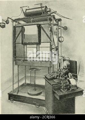 . Radiographie, traitements par rayons X et radiothérapie . PLAQUE XXXII.—maladies malignes de la poitrine. A, dépôts secondaires de sarcome dans le médiastin et les poumons. b, sarcome de Lympho du médiastin, s'étendant de la racine du poumon vers la périphérie. c, dépôts secondaires de cancer impliquant les glandes médiastinales, la substance pulmonaire et la plèvre ; les surfaces diaphragmatiques du poumon droit et du foie sont également impliquées. EXAMEN DU THORAX 189 tissu, et même l'avant de la boîte à rayons X doit être recouvert d'un opaquecloth, si des observations fiables doivent être faites. Ces précautions ont été prises, TH Banque D'Images