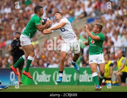 Jonny May d'Angleterre lutte pour une balle aérienne avec Rob Kearney PHOTO CREDIT : © MARK PAIN / PHOTO DE STOCK D'ALAMY Banque D'Images