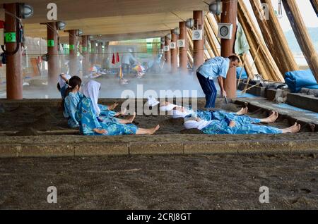 Bain de sable chaud sur la plage de l'Ibusuki Sunamushi Onsen Banque D'Images