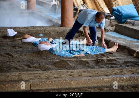 Bain de sable chaud sur la plage de l'Ibusuki Sunamushi Onsen Banque D'Images