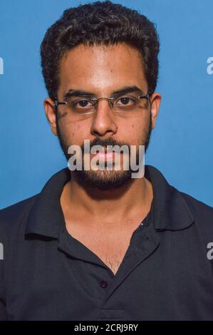 Un garçon indien pose pour la prise de portfolio en studio. Banque D'Images