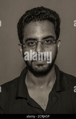 Un garçon indien pose pour la prise de portfolio en studio. Banque D'Images