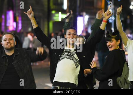 Swansea, pays de Galles, Royaume-Uni. 19 septembre 2020 les gens sur Swansea, Wind Street, dans le sud du pays de Galles comme les étudiants retournent dans la ville et les gens frappent la rue et Banque D'Images