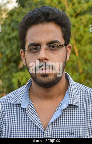 Un garçon indien pose pour la prise de portfolio à l'extérieur du studio. Banque D'Images