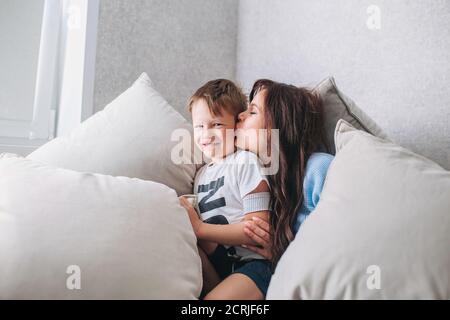 Son fils passe du temps libre avec sa mère, bonne journée à la maison Banque D'Images