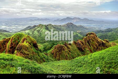 Vue depuis le pic d'une montagne, le mont Batulao, Nasugbu, Batangas, Philippines Banque D'Images