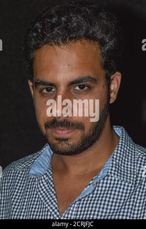 Un garçon indien pose pour la prise de portfolio à l'extérieur du studio. Banque D'Images