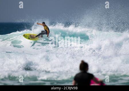 Une action spectaculaire en tant que jeune surfeur fait une vague à Fistral à Newquay, en Cornouailles. Banque D'Images