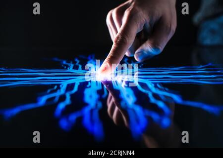 Concept de numérisation : le doigt humain appuie sur le bouton de l'écran tactile et active l'intelligence artificielle futuriste. Visualisation de l'apprentissage machine Banque D'Images